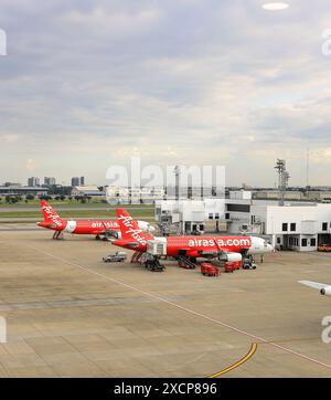 Il servizio pre-volo e le procedure di gestione all'aeroporto, i bagagli e i servizi di catering sono in fase di carico. Foto Stock