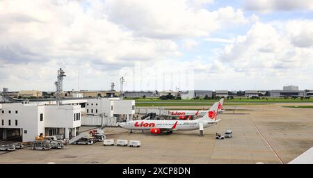 Aeroporto Internazionale Don-mueang, le scale di imbarco dei passeggeri mobili si spostano per i servizi sul piazzale vicino alla baia degli aerei. Foto Stock