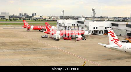 Il servizio pre-volo e le procedure di gestione all'aeroporto, i bagagli e i servizi di catering sono in fase di carico. Foto Stock