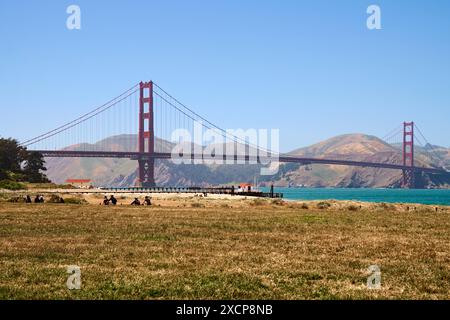 San Francisco, California, Stati Uniti d'America - 14 giugno 2024: il Golden Gate Bridge con vista da Crissy Field , un popolare parco con vedute mozzafiato del più famoso punto di riferimento di San Francisco *** Die Golden Gate Bridge mit sicht vom Crissy Field , einem beliebten Park mit atemberaubendem Blick auf San Franciscos berühmtestes Wahrzeichen Foto Stock