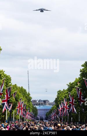 Boeing C-17 Globemaster della Royal Air Force trasporta il jet del King's Birthday Flypast dopo aver Trooping the Colour 2024 Over the Mall, Londra, Regno Unito Foto Stock