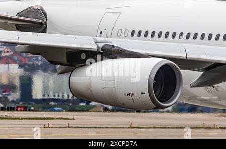 L'Airbus A340-313X di Swiss International Airlines è dotato di quattro motori turbofan CFM56 di CFM International. Registrazione dell'aeromobile Foto Stock