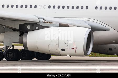 L'Airbus A340-313X di Swiss International Airlines è dotato di quattro motori turbofan CFM56 di CFM International. Registrazione dell'aeromobile Foto Stock