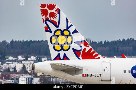 Pinna di coda di un Airbus A320-214 operato da Edelweiss Air all'aeroporto di Zurigo. L'aereo porta una livrea speciale con il nome di Help Alliance. Reg Foto Stock