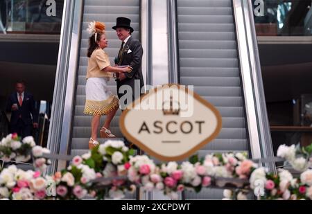 Racegoers il primo giorno della Royal Ascot all'Ascot Racecourse, Berkshire. Data foto: Martedì 18 giugno 2024. Foto Stock