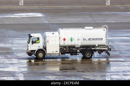 Zurigo, Svizzera, 16 marzo 2024: Un camion cisterna per kerosene da Jet Aviation guida all'aeroporto di Zurigo. (Foto di Andreas Haas/dieBildmanufaktur) Foto Stock