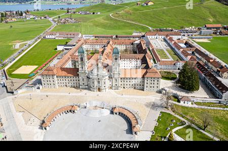 Einsiedeln, Svizzera, 17 marzo 2024: Veduta dall'alto del Monastero di Einsiedeln. Dietro c'è il Sihlsee. (Foto di Andreas Haas/dieBildmanufaktur) Foto Stock