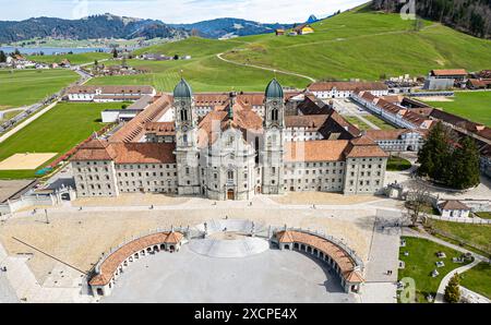 Einsiedeln, Svizzera, 17 marzo 2024: Veduta dall'alto del Monastero di Einsiedeln. Dietro c'è il Sihlsee. (Foto di Andreas Haas/dieBildmanufaktur) Foto Stock