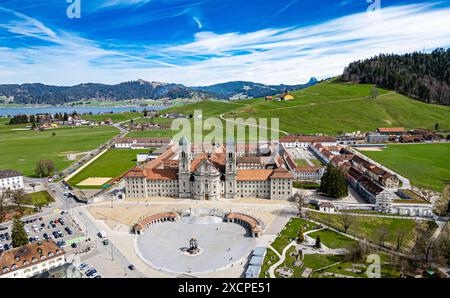 Einsiedeln, Svizzera, 17 marzo 2024: Veduta dall'alto del Monastero di Einsiedeln. Dietro c'è il Sihlsee. (Foto di Andreas Haas/dieBildmanufaktur) Foto Stock