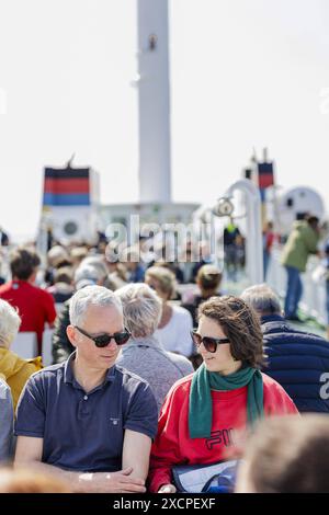 Touristen auf der Faehre Muensterland der Reederei AG EMS,bei der Ueberfahrt vom Festland nach Borkum, Die mit gas statt mit Schweroel betrieben wird. Foto Stock