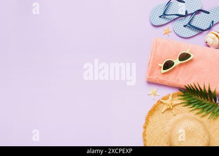 Concetto di viaggio o vacanza con vista dall'alto. Composizione con eleganti accessori da spiaggia su sfondo colorato, vista dall'alto. Piatto alla moda da spiaggia, aperto per l'estate Foto Stock