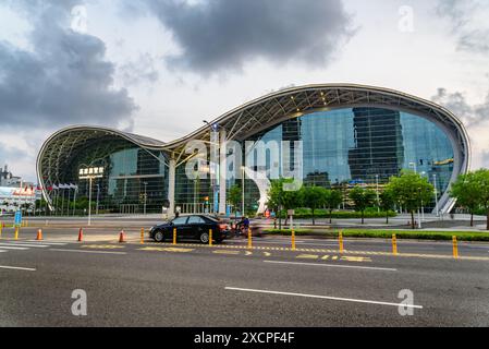 Kaohsiung, Taiwan - 30 aprile 2019: Fantastica vista serale del centro esposizioni di Kaohsiung nel centro cittadino. Foto Stock