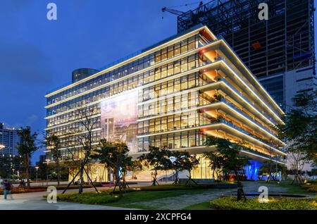 Kaohsiung, Taiwan - 30 aprile 2019: Fantastica vista notturna della Biblioteca pubblica principale di Kaohsiung. La biblioteca è un punto di riferimento di Taiwan. Foto Stock