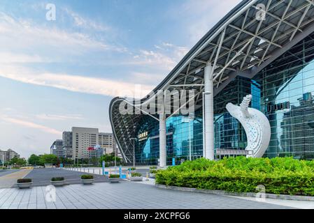 Kaohsiung, Taiwan - 30 aprile 2019: Fantastica vista serale del centro esposizioni di Kaohsiung nel centro cittadino. Foto Stock