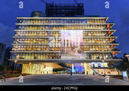 Kaohsiung, Taiwan - 30 aprile 2019: Fantastica vista notturna della Biblioteca pubblica principale di Kaohsiung. La biblioteca è un punto di riferimento di Taiwan. Foto Stock