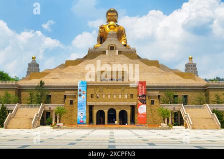 Kaohsiung, Taiwan - 29 aprile 2019: Splendida vista del grande Buddha di Fo Guang nel Museo del Buddha di Fo Guang Shan sullo sfondo blu del cielo. Taiwan è un po Foto Stock