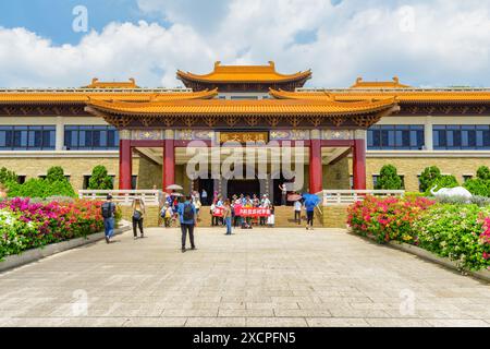 Kaohsiung, Taiwan - 29 aprile 2019: Ingresso al Museo del Buddha di Fo Guang Shan. Gruppo di turisti che scattano foto. Foto Stock