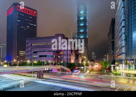 Taipei, Taiwan - 27 aprile 2019: Vista notturna panoramica di Taipei 101 (Taipei World Financial Center) che scompare nella nebbia. Intersezione tra Xinyi Road e K Foto Stock