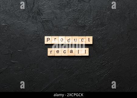 dicitura di richiamo del prodotto scritta su un blocco di legno. testo del richiamo del prodotto sulla tabella, concetto. Foto Stock