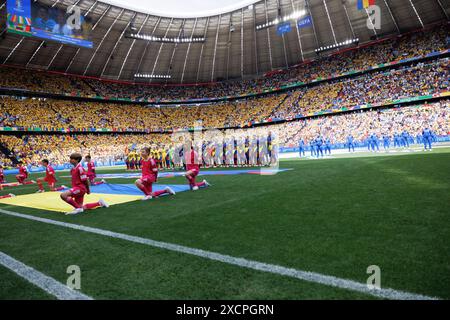 I giocatori di entrambe le squadre hanno cantato inni durante la partita UEFA Euro 2024 tra le squadre nazionali di Romania e Ucraina all'Allianz Arena, punteggio finale; Romania 3:0 Ucraina (foto di Maciej Rogowski / SOPA Images/Sipa USA) Foto Stock