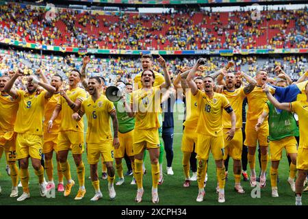 Monaco, Germania. 17 giugno 2024. I giocatori rumeni hanno visto festeggiare dopo aver vinto la partita di UEFA Euro 2024 tra le squadre nazionali di Romania e Ucraina all'Allianz Arena. Punteggio finale; Romania 3:0 Ucraina (foto di Maciej Rogowski/SOPA Images/Sipa USA) credito: SIPA USA/Alamy Live News Foto Stock