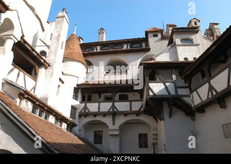 BIBLIOTECA FOTOGRAFICA PPL - COPYRIGHT RISERVATO guardando i balconi e i passaggi pedonali dal cortile, la contea di Brasov, il castello di Bran (castello di Dracula) PHO Foto Stock