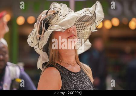 Londra, Regno Unito. 18 giugno 2024. Un corridore alla stazione di Waterloo con un grande cappello colorato si prepara a viaggiare ad Ascot il giorno delle signore al Royal Ascot credito: Amer Ghazzal/Alamy Live News Foto Stock