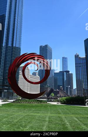 La scultura a spirale Constellation di Santiago Calatrava con lo skyline della città di Chicago lungo il fiume sullo sfondo. Foto Stock