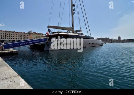 Marsiglia, Francia. 15 giugno 2024. Il catamarano Artexplorer visto attraccò a Marsiglia. Dopo la sua presentazione al Dubai World Expo, il catamarano Artexplorer, la prima nave museo al mondo, farà tappa a Marsiglia fino al 18 giugno 2024. Credito: SOPA Images Limited/Alamy Live News Foto Stock