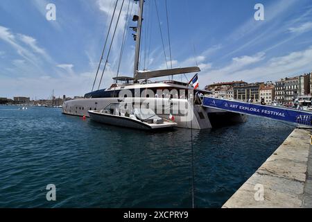 Marsiglia, Francia. 15 giugno 2024. Il catamarano Artexplorer visto attraccò a Marsiglia. Dopo la sua presentazione al Dubai World Expo, il catamarano Artexplorer, la prima nave museo al mondo, farà tappa a Marsiglia fino al 18 giugno 2024. Credito: SOPA Images Limited/Alamy Live News Foto Stock