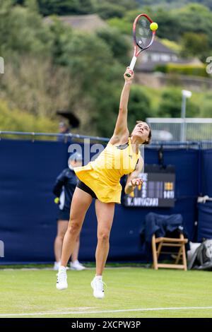 Ilkley, Regno Unito, 18 giugno 2024, Elena Gabriela RUSE vs Yuriko Lily MIYAZAKI presso l'Ilkley Lawn Tennis and Squash Club, credito Aaron Badkin/Alamy Live News. Foto Stock