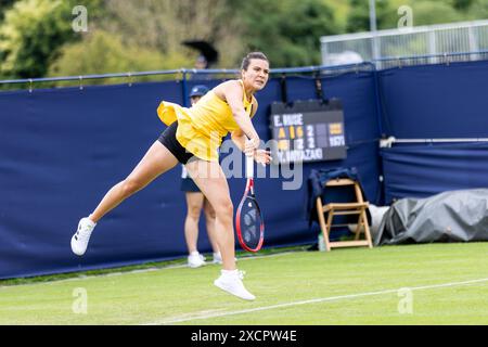 Ilkley, Regno Unito, 18 giugno 2024, Elena Gabriela RUSE vs Yuriko Lily MIYAZAKI presso l'Ilkley Lawn Tennis and Squash Club, credito Aaron Badkin/Alamy Live News. Foto Stock