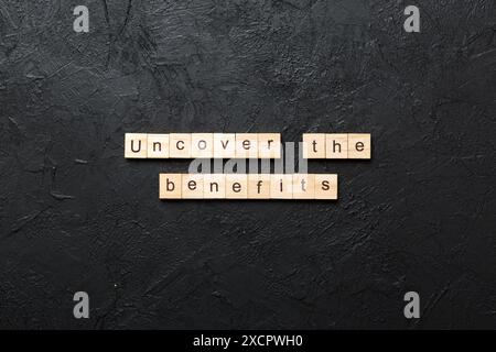 Scoprire i vantaggi parola scritta sul blocco di legno. Scoprite i vantaggi del testo in tabella, concetto. Foto Stock