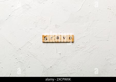 PAROLA BRAVO scritta su blocco di legno. TESTO BRAVO su tavola di cemento per il vostro desing, concetto. Foto Stock