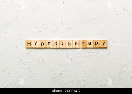Parola di ipnotherapy scritta su blocco di legno. Testo di Hypnotherapy su tabella di cemento per il vostro desing, concetto. Foto Stock