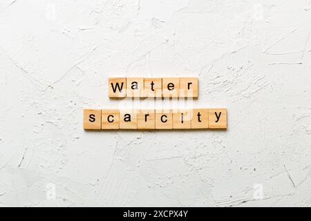Parola di scarsità di acqua scritta su blocco di legno. Testo di scarsità di acqua sul tavolo di cemento per il vostro desing, concetto. Foto Stock