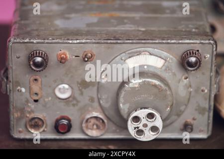 Radio militare dell'URSS durante la seconda guerra mondiale. Oggetti storici dell'epoca dell'Unione Sovietica. Traduzione dal russo: Impostazione Foto Stock