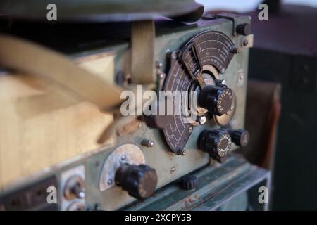 Radio militare dell'URSS durante la seconda guerra mondiale. Oggetti storici dell'epoca dell'Unione Sovietica. Traduzione dal russo: Impostazione, volume Foto Stock