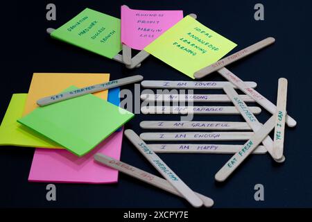 Citazioni positive scritte a mano sulle note adesive per aumentare l'autostima. Foto Stock