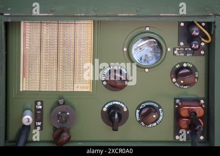 Radio militare dell'URSS durante la seconda guerra mondiale. Oggetti storici dell'epoca dell'Unione Sovietica - Mosca, Russia, 12 giugno 2024 Foto Stock