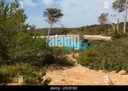 Cala Mondrago è una spiaggia di villeggiatura appartata a Maiorca con acque calme protette da promontori circostanti Foto Stock