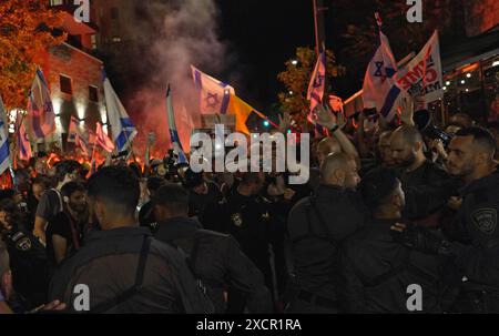GERUSALEMME - 17 GIUGNO: I membri delle forze di sicurezza israeliane si scontrano con manifestanti anti anti-governativi durante una manifestazione nei pressi della residenza privata del primo ministro, contro il governo di Netanyahu e chiedendo nuove elezioni il 17 giugno 2024 a Gerusalemme. Le frustrazioni degli israeliani nei confronti del governo guidato da Benjamin Netanyahu sono persistute poiché oltre 100 ostaggi rimangono prigionieri a Gaza, dopo quasi otto mesi di guerra tra Israele e Hamas, il gruppo militante palestinese che ha attaccato Israele il 7 ottobre. Foto Stock