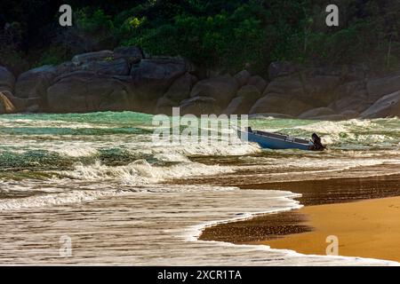 Motoscafo sulle onde della spiaggia di Bonete sull'isola di Ilhabela a San Paolo Foto Stock