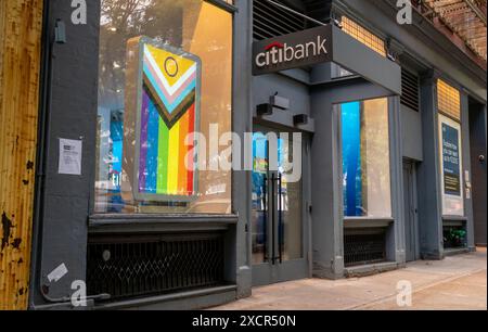 La finestra di una filiale di Citibank nel Greenwich Village a New York mostra colori arcobaleno che indicano il loro sostegno al Gay Pride, visto sabato 16 giugno 2024. (© Richard B. Levine) Foto Stock