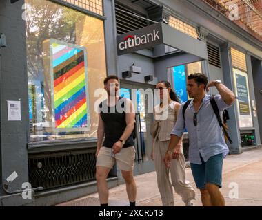 La finestra di una filiale di Citibank nel Greenwich Village a New York mostra colori arcobaleno che indicano il loro sostegno al Gay Pride, visto sabato 16 giugno 2024. (© Richard B. Levine) Foto Stock