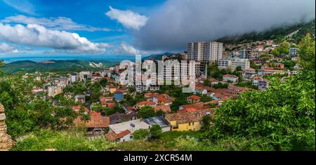 Una vista panoramica sulla città dai piani superiori del castello di Kruja, in Albania, in estate Foto Stock