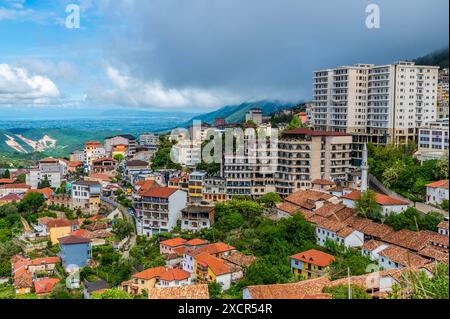 Una vista sulla città dai piani superiori del castello di Kruja, in Albania in estate Foto Stock