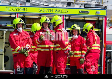 Il team di estrazione dei veicoli dei vigili del fuoco si rilassa prima della dimostrazione al Rescue Fest 2024, Porthcawl, Regno Unito. 16 giugno 2024. Foto Stock