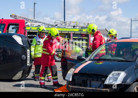 L'unità di estrazione del veicolo dei servizi antincendio dimostra la rimozione del finestrino di un'auto al Rescue Fest 2024, Porthcawl Regno Unito. 16 giugno 2024 Foto Stock