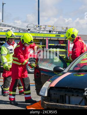 L'unità di estrazione del veicolo dei servizi antincendio dimostra che si è abbattuto un finestrino di un'auto al Rescue Fest 2024, Porthcawl Regno Unito. 16 giugno 2024 Foto Stock